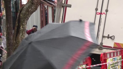 Beşiktaş'ta Yolda Çökme; Kamyonun Tekeri Yola Girdi