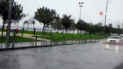 Bakırköy Florya sahilde su birikintisi oluştu. Araçlar güçlükle ilerlerken ekiplerin çalışmaları devam ediyor.