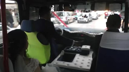 Ekmek Teknesi Olan Minibüsü Gelin Arabası Yaptı