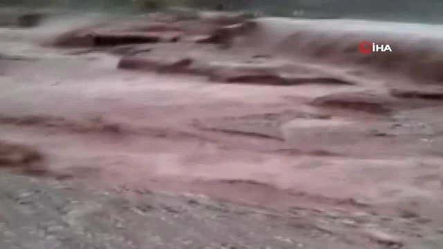 Şiddetli Yağış Sonrası Dereler Taştı, Köy Yolu Ulaşıma Kapandı