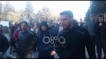Ora News - Edhe Universitetet e rretheve në protestë, studentët marshojnë në Korçë