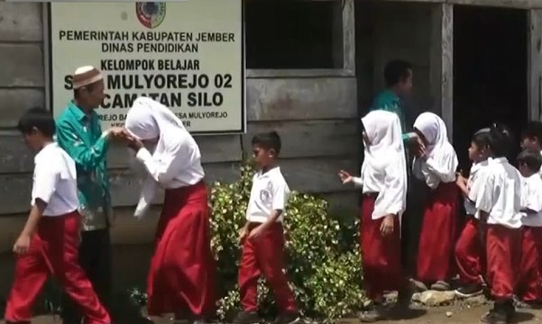 Bangunan Sekolah Rusak, Siswa Belajar di Kelas Bilik Kayu