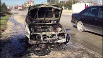 Ora News - Makina shkrumbohet nga zjarri në aksin Fier-Patos, shpëtojnë paq 4 pasagjerët