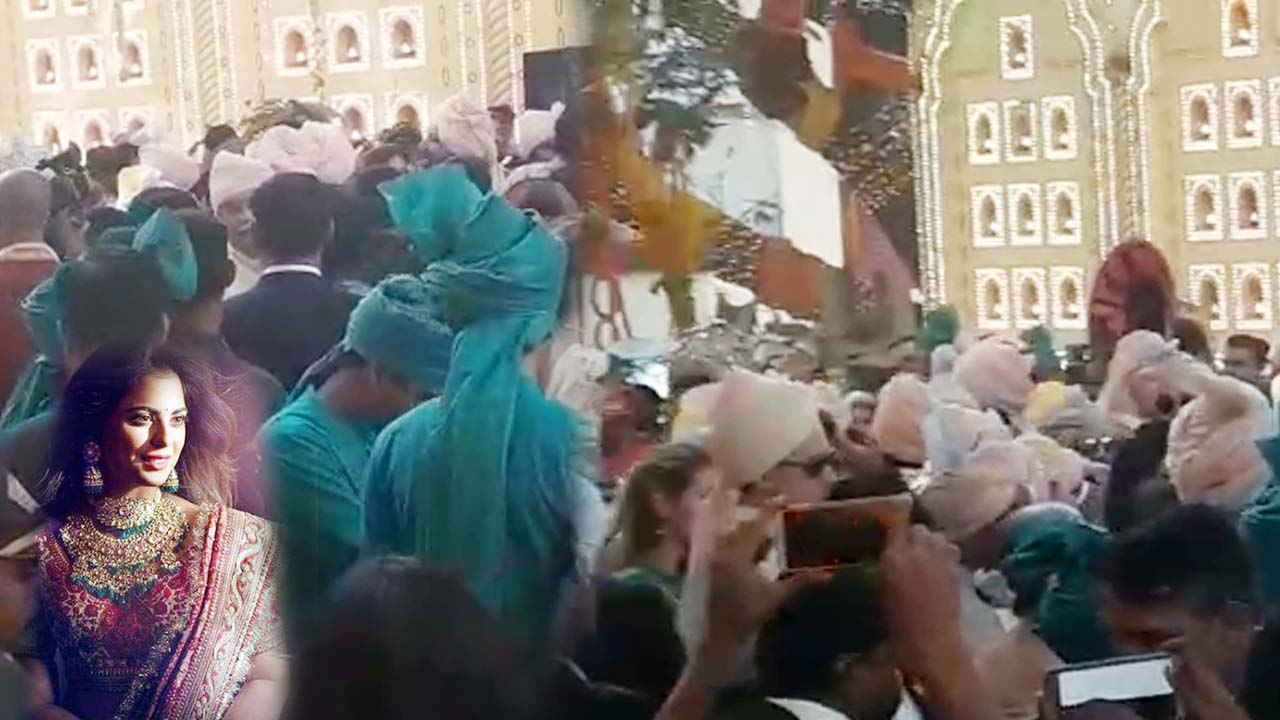 Isha Ambani Wedding: Anand Piramal बारात लेकर पहुंचे, Mukesh Ambani ने किया धमाकेदार स्वागत |Boldsky