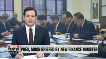 Pres. Moon asks new finance minister to get hands-on in managing economic team