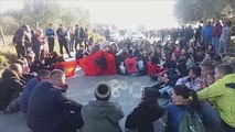 Ora News - Studentët e bllokojnë aksin nacional Tiranë-Elbasan