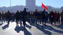Dita e 9-të, studentët protestojnë në dy grupe, para kryeministrisë dhe Ministrisë së Arsimit