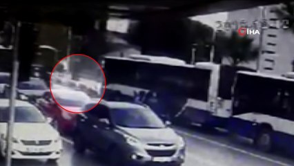 Halk otobüsü trafik polisine böyle çarptı