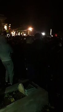 Des jeunes à la fleur de l’âge, les visages fermés, sont venus dire adieu aux deux harragas disparus en mer fin novembre dernier près de la Sardaigne en Italie