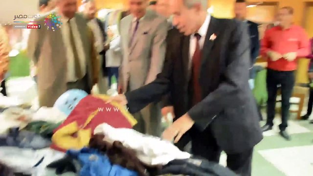 رئيس جامعة أسيوط يفتتح المعرض الخيرى للملابس