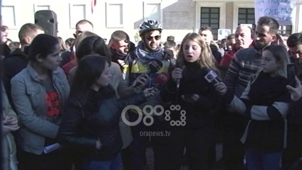 Ora News - Procedohen 25 persona për protestën te MAS, mes tyre Robert Aliaj dhe Edmond Tupja