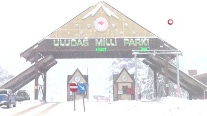 Uludağ'da Yoğun Kar ve Sisten Dolayı Vatandaşlar Pistleri Boşalttı