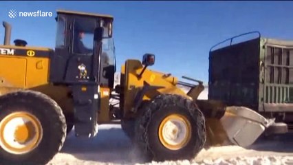 Immense blizzard leaves 200 trucks stranded on Chinese highway