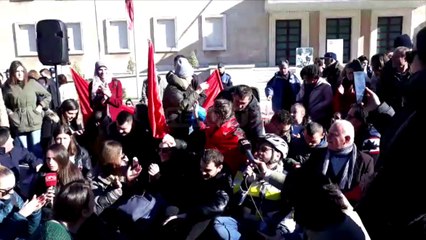 Report Tv- Një grua u shpërndan ushqim atyre të pozicionuar përpara Kryeministrisë