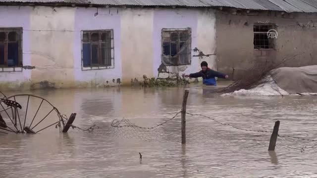 Muş'ta Dere Taştı, Köyü Su Bastı