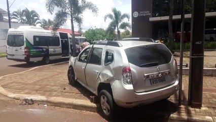 Caminhonete tomba em batida contra ônibus que faz transporte de pacientes