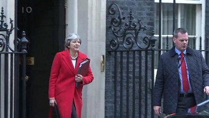 Theresa May luta para manter o emprego
