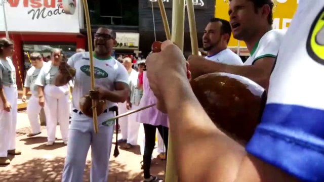 Alunos de capoeira da Apae se apresentam no centro