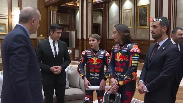 Cumhurbaşkanı Erdoğan, Kenan Sofuoğlu ile 2018 Moto 3 Şampiyonu Can Öncü ve Kardeşi Deniz Öncü'yü...