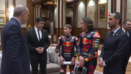 Cumhurbaşkanı Erdoğan, Kenan Sofuoğlu ile 2018 Moto 3 Şampiyonu Can Öncü ve Kardeşi Deniz Öncü'yü...