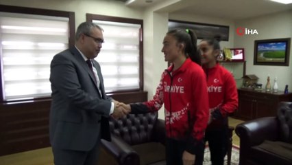 Vali Gündüzöz, Avrupa üçüncülerini altınla ödüllendirdi