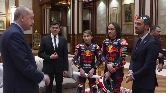 Cumhurbaşkanı Erdoğan, Kenan Sofuoğlu ile 2018 moto 3 şampiyonu Can Öncü ve kardeşi Deniz Öncü'yü kabul etti