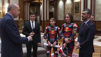 Cumhurbaşkanı Erdoğan, milli motosikletçiler Can ve Deniz Öncü kardeşleri kabul etti - ANKARA