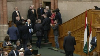 Ουγγαρία: Ηχηρή αντίδραση της αντιπολίτευσης στο «νόμο σκλάβων»