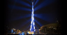 برج خليفة يضيء احتفالاً بإطلاق أحد أغلى الهواتف الذكية في العالم