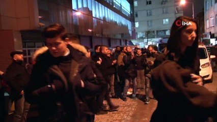 Sultangazi’de intihara kalkışan şahıs çatıda sigara içti