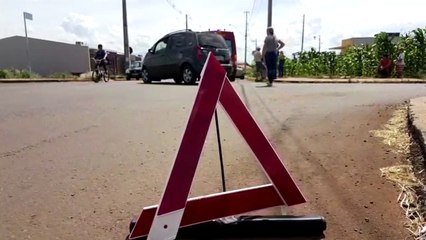 Colisão envolve carros e deixa mulher ferida