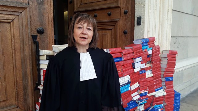 Les avocats de Saint-Étienne ont construit un mur de Codes devant les portes du tribunal