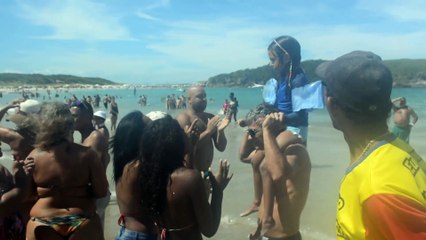 Perdue, cette fillette est portée sur les épaules à la plage pour retrouver ses parents au Brésil !