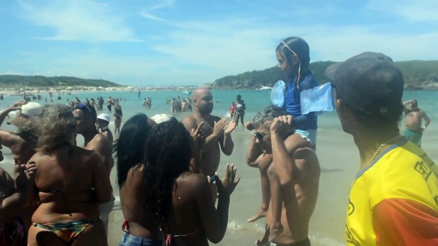 Perdue, cette fillette est portée sur les épaules à la plage pour retrouver ses parents au Brésil !