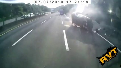 Impactante accidente cuando explota la llanta de un camión