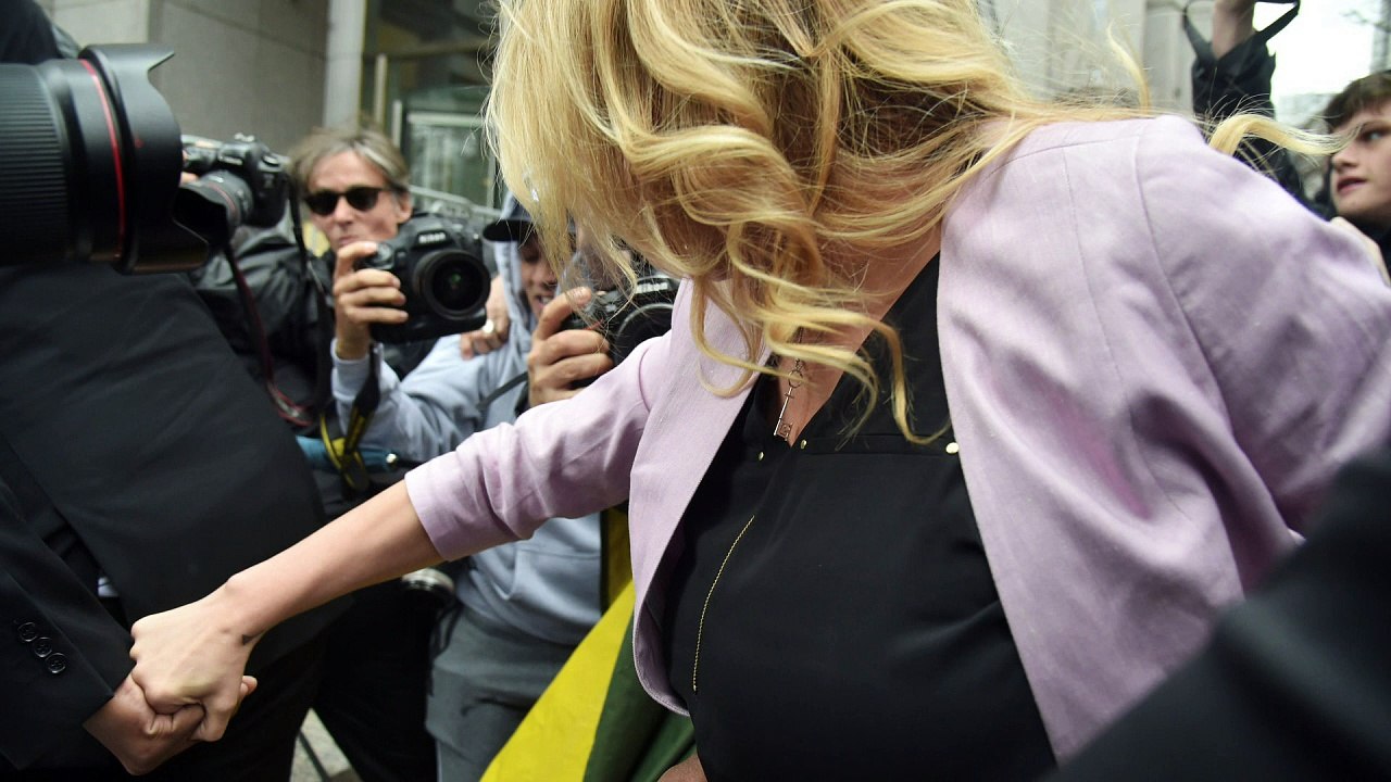 Juiz determina que atriz pornô pague US$ 300.000 a Trump