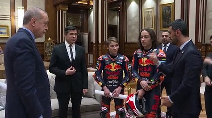 Cumhurbaşkanı Erdoğan, millî motosikletçiler Can ve Deniz Öncü kardeşleri kabul etti