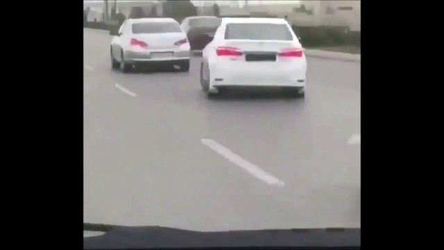 Quand 5 voitures se mettent à danser sur l'autoroute