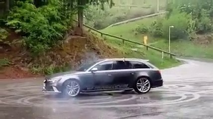 Il fait du drift avec  son Audi et ça va lui coûter très cher ! Moteur cassé
