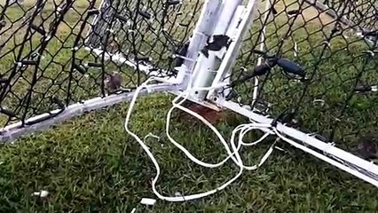 Até decoração natalina é atingida pela força do vento