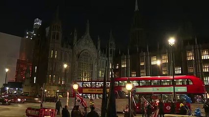 May übersteht Misstrauensvotum ihrer Fraktion