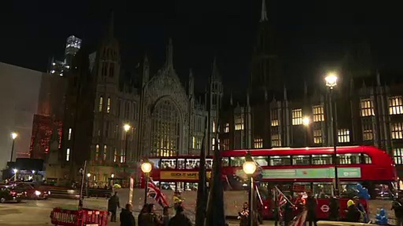 May übersteht Misstrauensvotum ihrer Fraktion