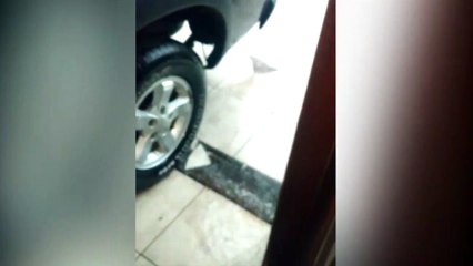 'Quebra-molas' desvia água da rua para quintal de residência