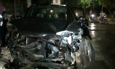 Terjebak Kemacetan, Minibus Tertabrak Kereta di Tangerang