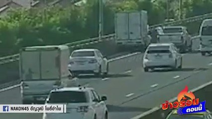 วินาทีสยอง เบนซ์ชนกระบะทำคนตกทางด่วน 2 ศพ