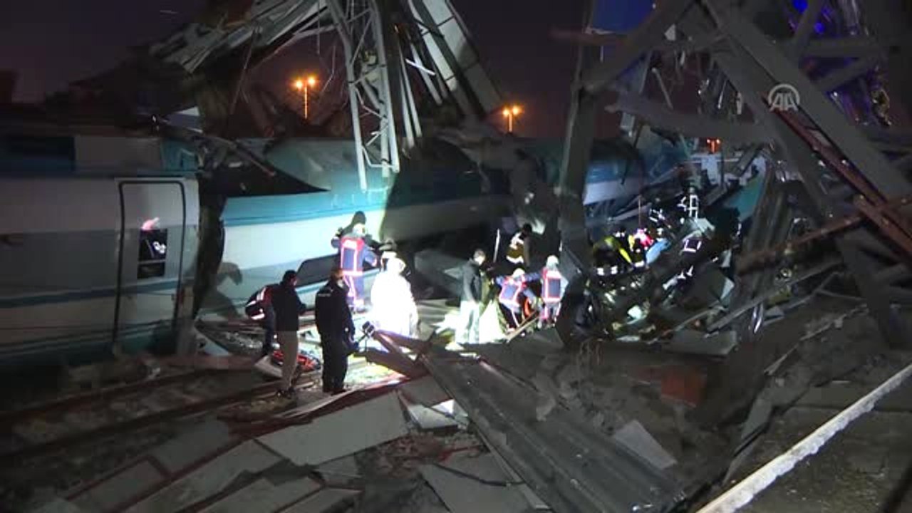 Ankara-Konya Seferini Yapan Yüksek Hızlı Tren'in Üst Geçide Çarpması Sonucu İki Vagonu Devrildi