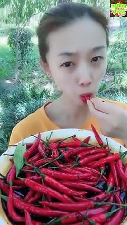 eating show，吃超肥肉、吃牛蹄筋、吃生呛八爪鱼、吃小米辣椒、吃酱油拌饭等各种食物，各种奇葩的吃货们