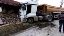 Hafriyat kamyonu köydeki depoya daldı