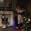 Une maman saoul détruit le sapin de Noël avec un hoverboard