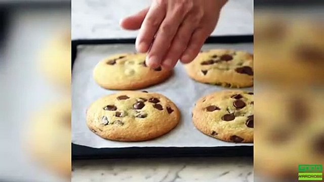 Easy Soft Chocolate Chip Cookies | Makes 13, slightly crispy on edges and base, chewy soft all throughout